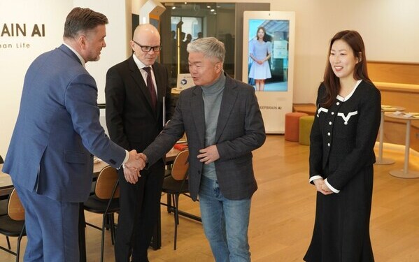 A visiting delegation from the Estonian Ministry of Economy, Information and Communication visits DeepBrain AI headquarters and exchanges greetings. (From the left in the photo, Estonian Ambassador to Korea Sten Schwede, Estonian Minister of Economy, Information and Communication Tit Lysalo, DeepBrain AI Vice President Han Jong-ho, and DeepBrain AI Manager Seo Yu-mi)