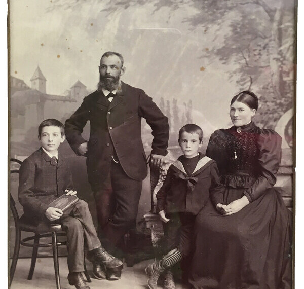 Family Gebert - Photo of the founding family: Albert Gebert with his wife Josefina and their two sons Albert Emil (left) and Leo, shortly after 1892.