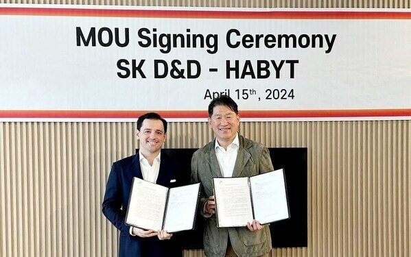 Habyt CEO & Founder Luca Bovone (left), and SK D&D CEO Do Hyun Derek Kim (right) signed an MOU to strengthen the residential business at the Waterfront Hotel in Berlin, Germany.