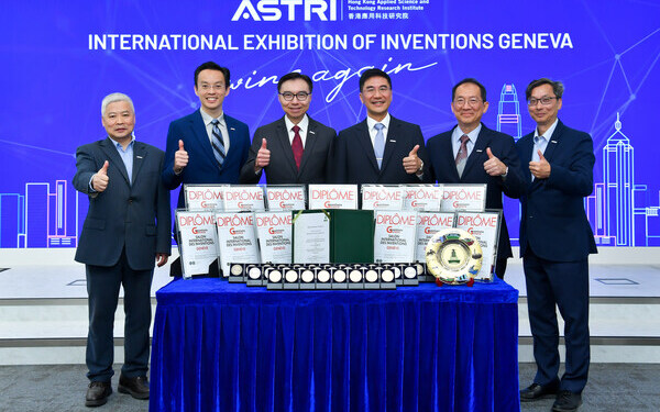 Ir Sunny Lee, Chairman of ASTRI (third from left) and Dr Denis Yip, CEO of ASTRI (third from right) share the joy of ASTRI