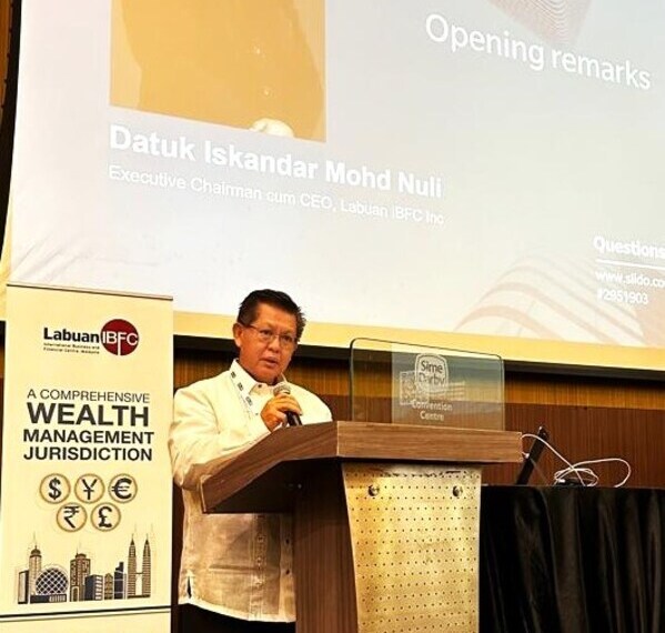 Datuk Iskandar Mohd Nuli, Labuan IBFC Inc. Executive Chairman cum CEO presenting his opening remarks at the event