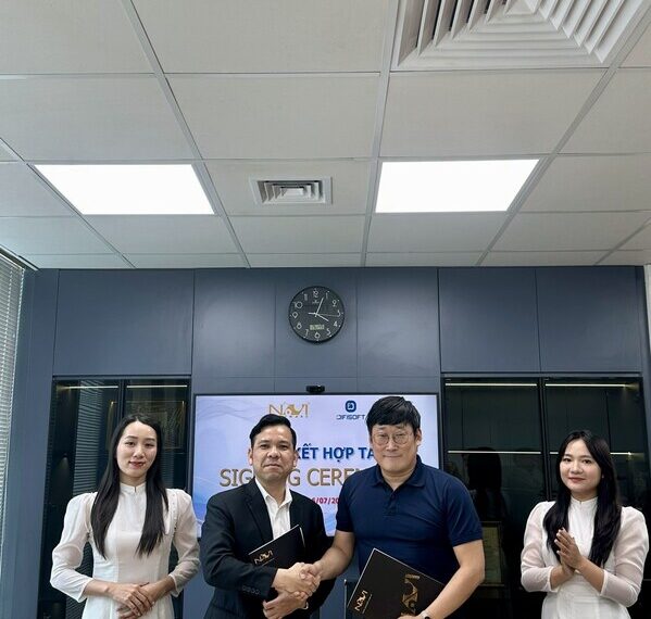 (Left) Navisoft CEO Pham Truong Sinh, (Right) DIFISOFT CEO Kim Won-hyung