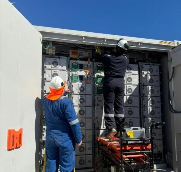 CLOU and Ingenova Technicians at Innergex site BESS units