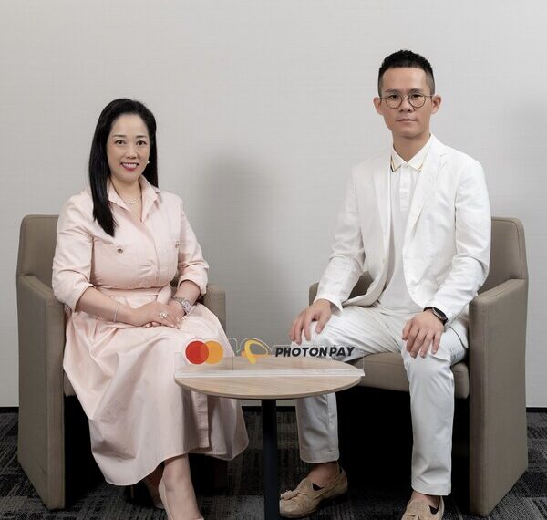 PhotonPay has become a Mastercard issuer in Hong Kong and will launch the Mastercard Commercial Credit Card to meet the needs of businesses operating in an increasingly globalized digital marketplace. Helena Chen, Managing Director, Hong Kong & Macau, Mastercard (Left) and Lewison Chen, CEO of PhotonPay (Right)