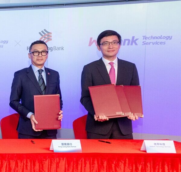 (L-R) Andrew Jong, Managing Director of Personal Financial Services at Hong Leong Bank and Joe Chen, Director of WeBank Technology Services at the Strategic Partnership Signing Ceremony at WeBank Technology Services