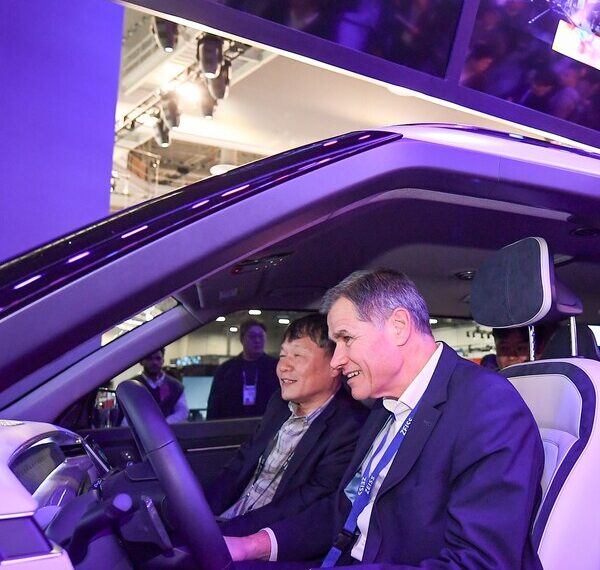 Lee Gyu Suk, CEO of Hyundai Mobis and Karl Lamprecht, CEO of ZEISS at CES - Lee Gyu Suk, CEO of Hyundai Mobis, and Karl Lamprecht, CEO of ZEISS, discussed the holographic windshield display. They committed to continuing their collaboration and enhancing technological synergy across multiple technologies.